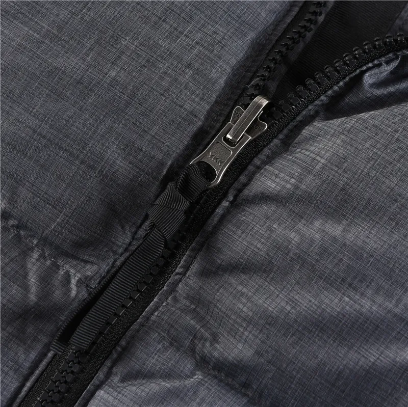 Style No.: Y 85 💰P245 [North Face Vest] The North Face｜North Face Nuptse 1996 Classic Down Vest/North Face Vest [Metallic Gray] ❶The embroidery uses imported Tajima embroidery ten thousand needle embroidery, using imported No. 7 needles and Japanese Queen embroidery thread to ensure that each word is full of work and has a clear three-dimensional sense. ❷Filled with national standard 90 goose down, it has better thermal insulation performance, is not lightweight, and has good fluff recovery after compression! ❸Original custom-made 40D plaid four-level waterproof fabric. The inner liner is made of 40T high-density gallbladder to prevent lint and ensure the feel and bulk. The inner lining is made of nylon double-layer sealing design, which will not cause any lint. The adjustable hem with built-in drawstring buckle can prevent wind and cold! ❹The zipper is customized by YKK Yoshida, with clear engraving and perfect smooth texture. ❺Accessories and buttons are made of the same copper core spring as the original [non-commercial iron core spring] Sizes: XS S M L XL XXL Color: White Violent Orange Navy Blue Black Red Yellow Pink Metallic Gray Burgundy Green Montreal Blue Matcha Green Sky Blue Wheat